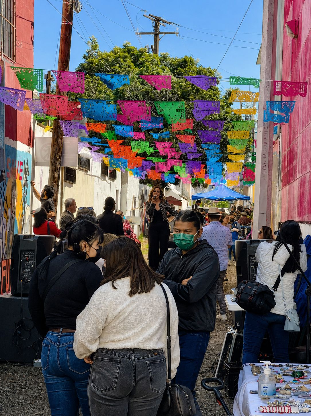 Activación cultural comunitaria en el Callejón Río Bravo con papel picado