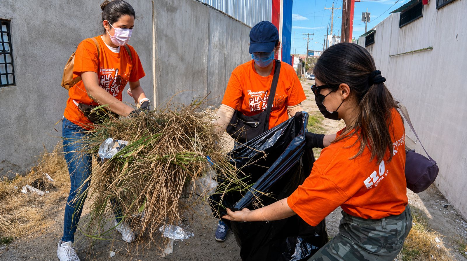 Voluntarias limpiando el Callejón Río Bravo