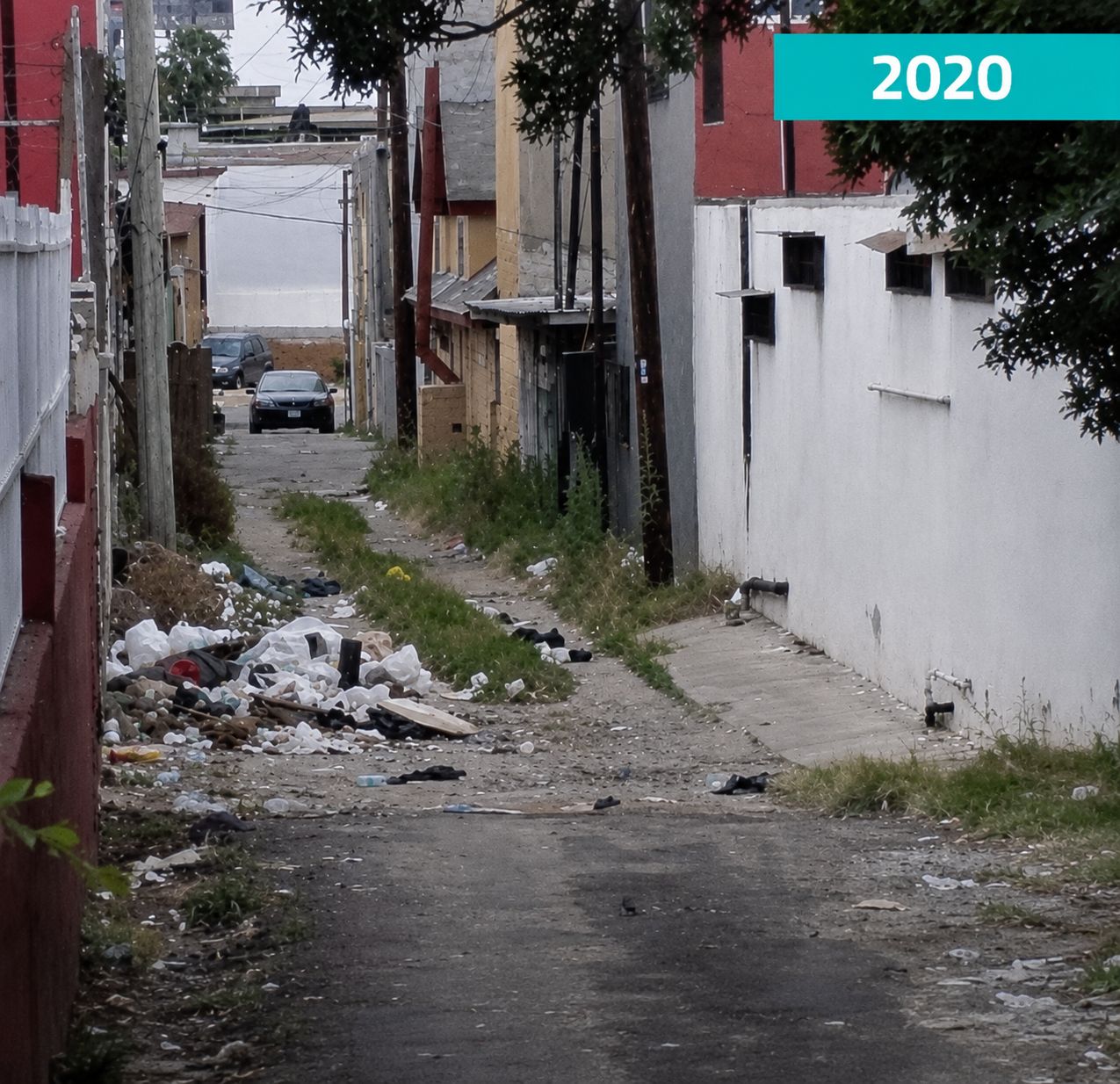 Callejón Río Bravo deteriorado en 2020 con basura y maleza