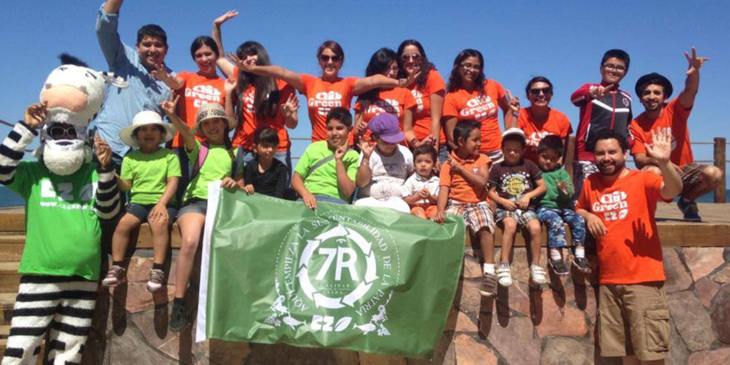 Grupo de niñas, niños y equipo CZ GREEN durante actividad ambiental